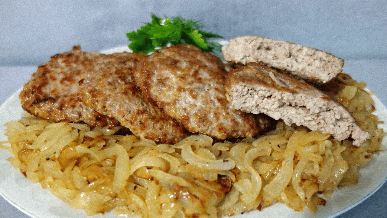 Rumsztyk z cebulą - klasyczny przepis i najlepsze dodatki