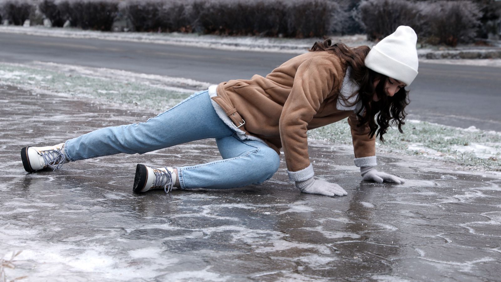 Odszkodowanie za poślizgnięcie się. Rekordowa kwota to 322 tys. zł. Polacy muszą pamiętać o kilku rzeczach