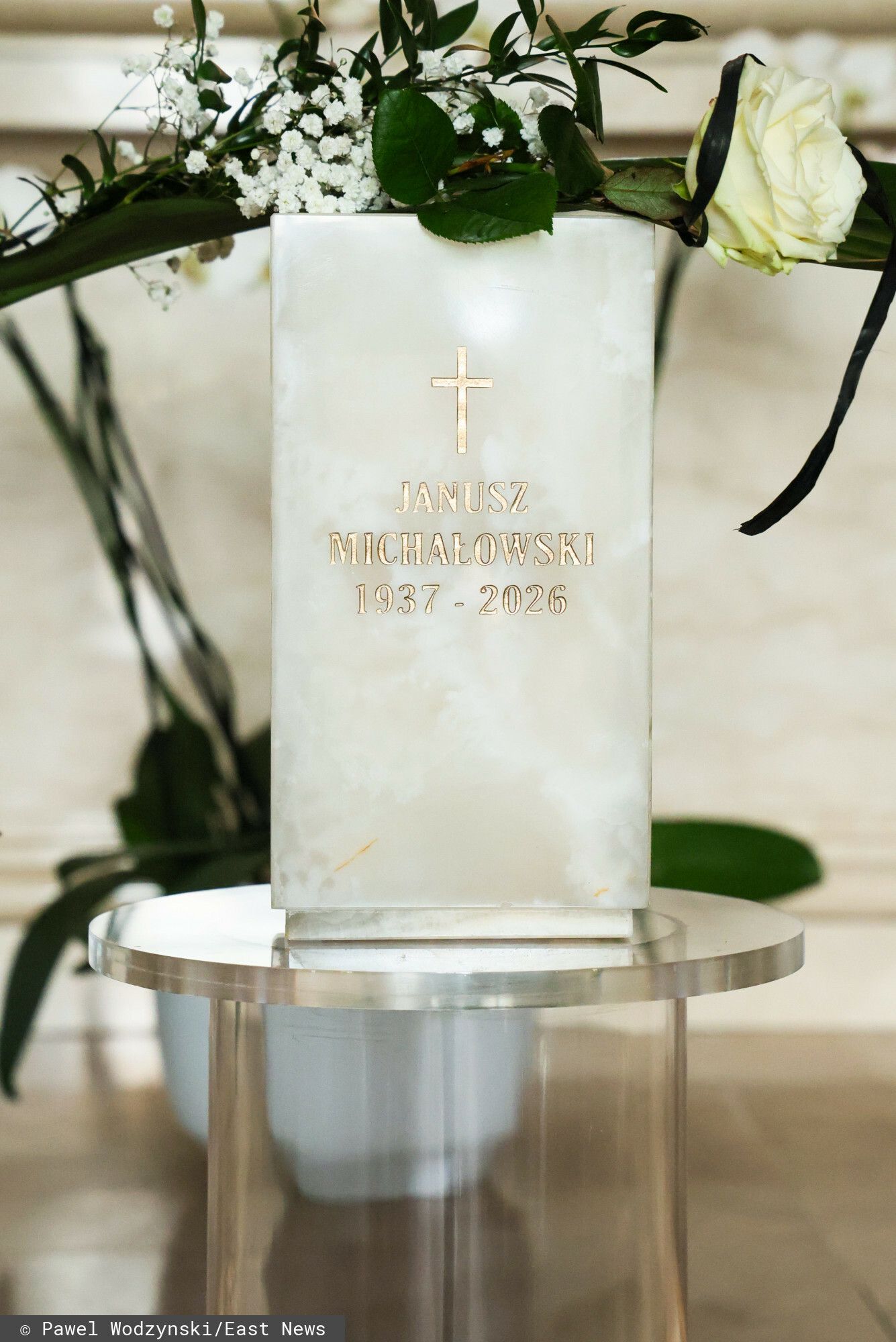 Trwa pogrzeb Janusza Michałowskiego. Ten symbol mówi wszystko, ciężko oderwać wzrok