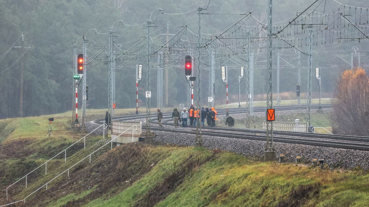 Dziennikarz ujawnił. To znaleziono w pobliżu uszkodzonych torów