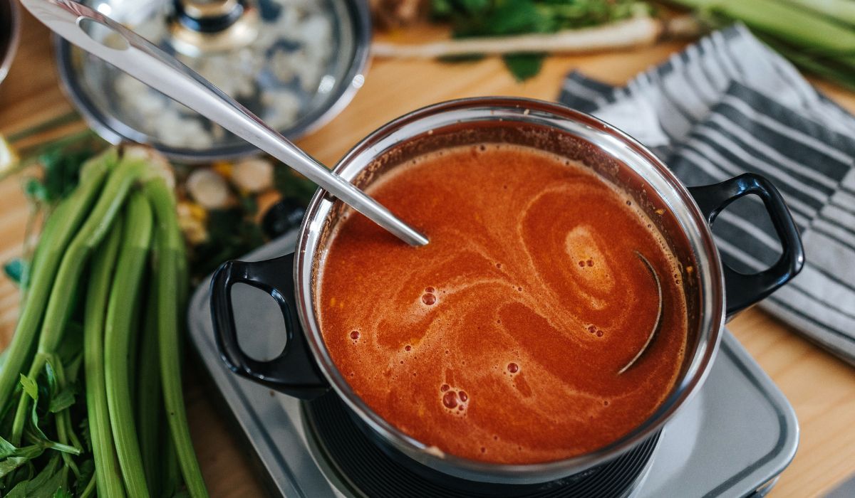 Kuroń jest mistrzem w gotowaniu aksamitnej zupy pomidorowej. Do zagęszczenia nie używa mąki