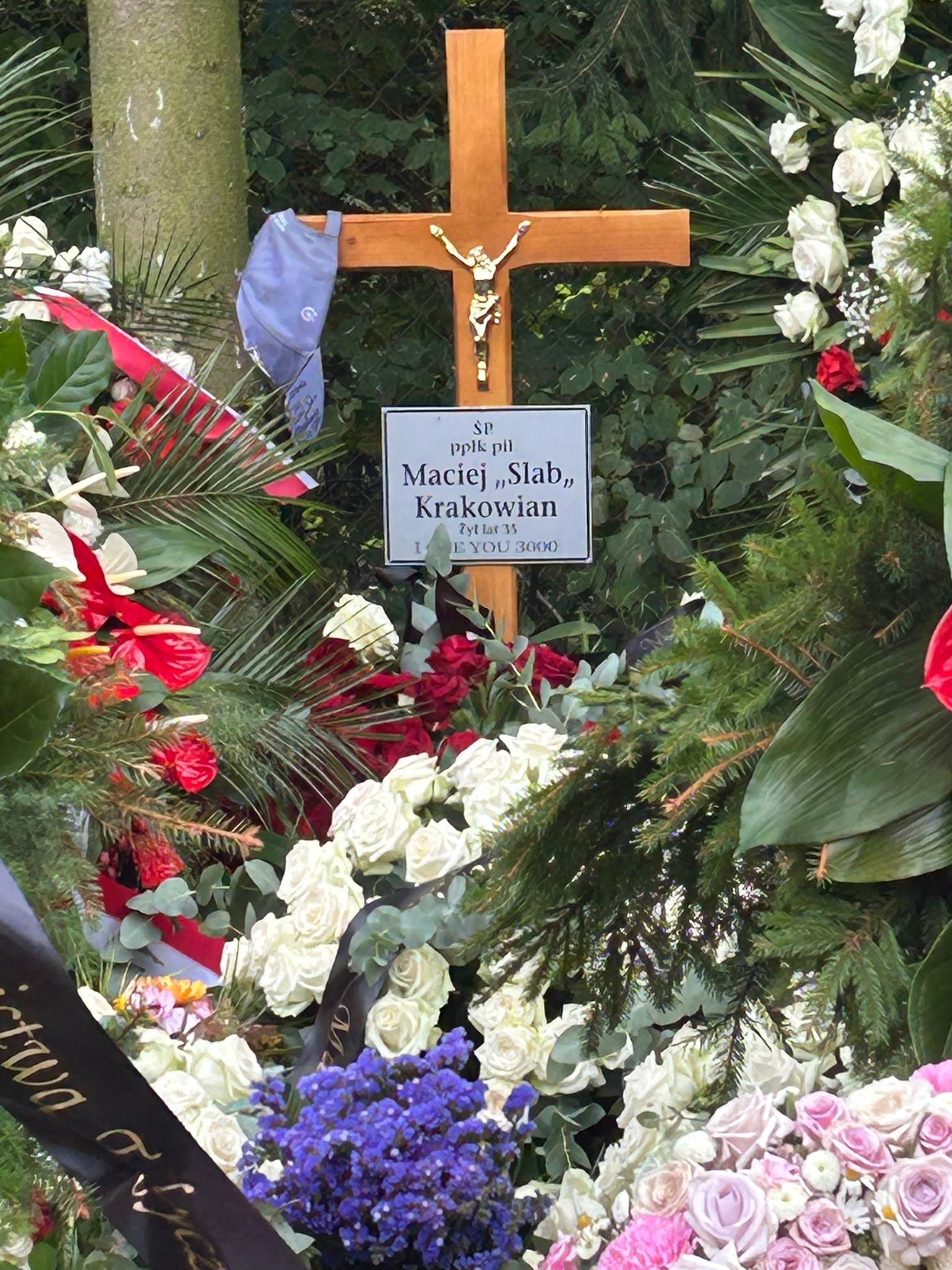 Tak wygląda grób Macieja "Slaba" Krakowiana. Napis od żony na krzyżu i jego osobista pamiątka