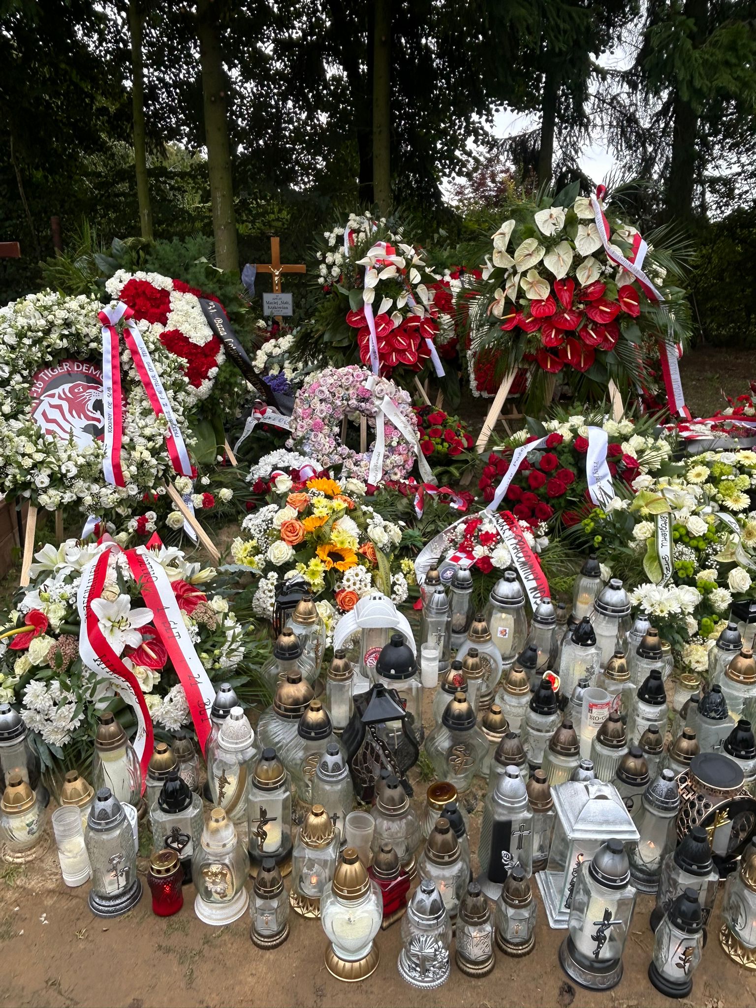 Tak wygląda grób Macieja "Slaba" Krakowiana. Napis od żony na krzyżu i jego osobista pamiątka