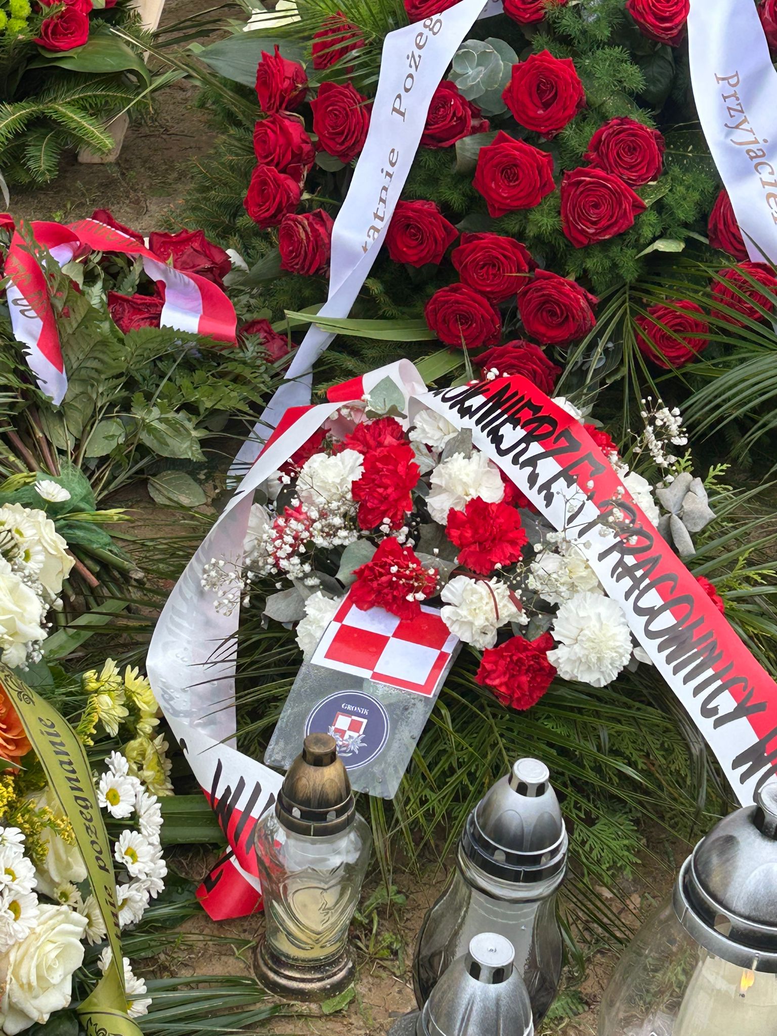 Tak wygląda grób Macieja "Slaba" Krakowiana. Napis od żony na krzyżu i jego osobista pamiątka