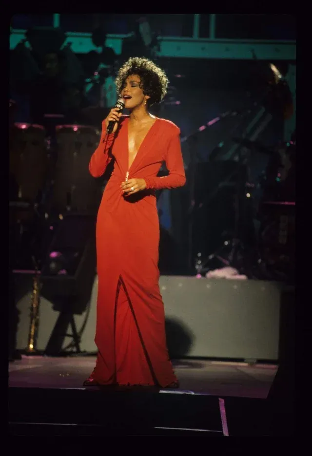 14 lat bez Whitney Houston. Jak jej styl zmienił modę? Zobacz najbardziej kultowe kreacje gwiazdy