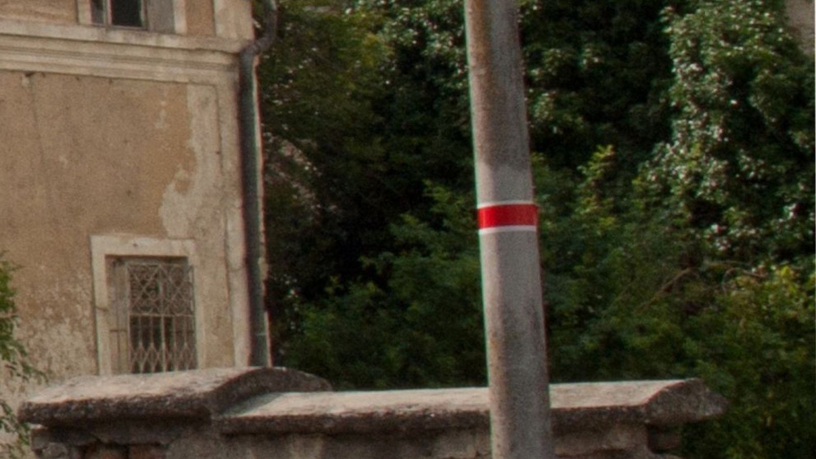 Zignorujesz ten symbol na latarni i zapłacisz mandat. Kierowcy popełniają ten błąd za granicą