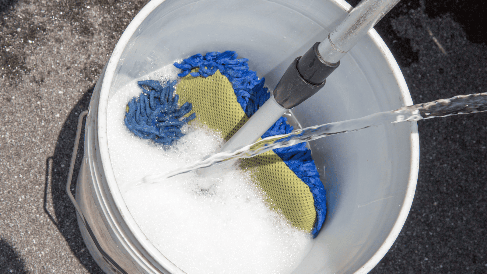 Masz brudny balkon po zimie? Zrób tę jedną rzecz przed Wielkanocą, a sąsiedzi będą pytać o sposób