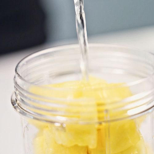 Weź banana, ananasa, 2 inne owoce i wrzuć do blendera. Wyjdzie z tego coś pysznego