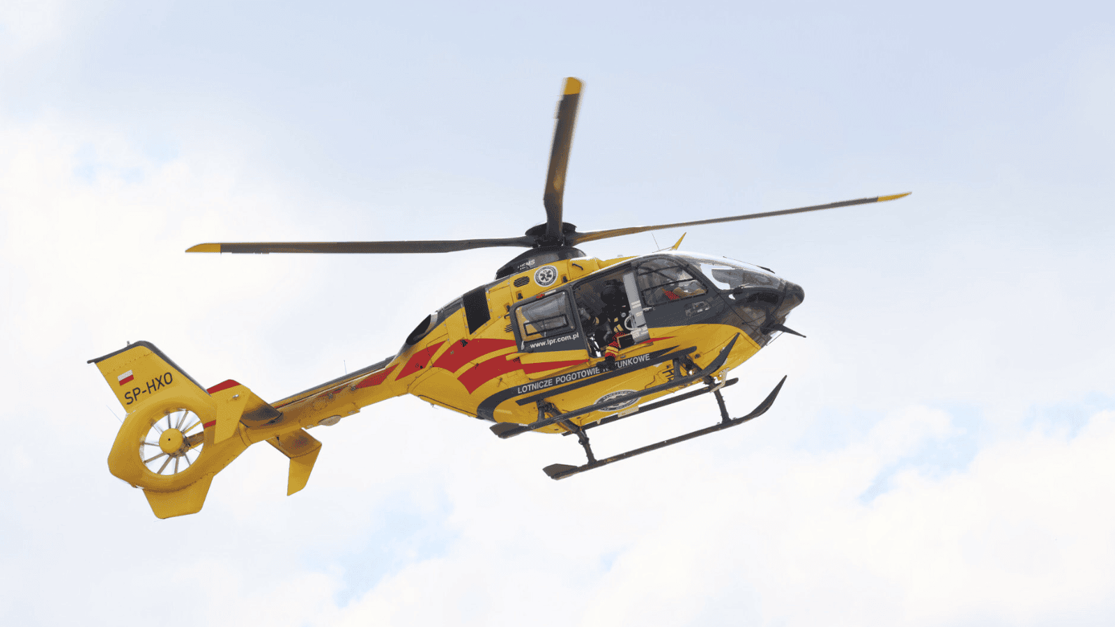 Śmigłowiec LPR na środku ekspresówki i tragiczny bilans. Nie żyje jedna osoba, S17 pod Warszawą odcięta