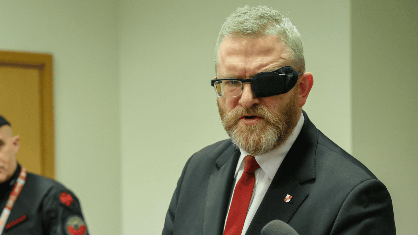 Sceny przed sądem tuż przed startem rozprawy Brauna. Potrzebna była interwencja służb