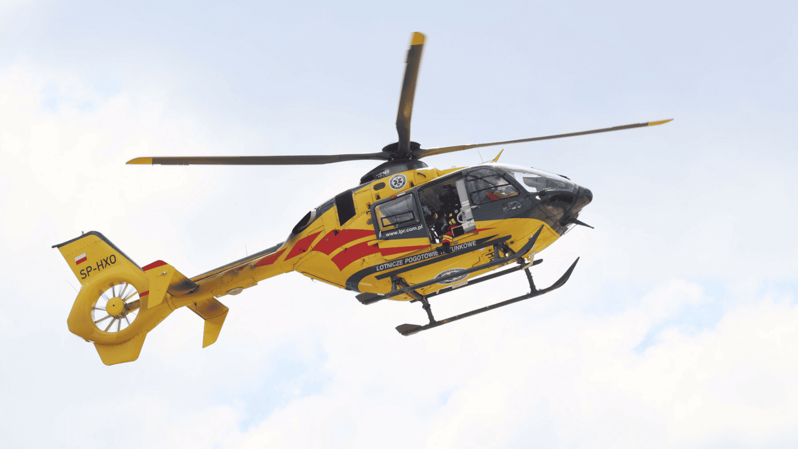 Wypadek w Swornegaciach: 12-latka wpadła pod samochód. Na miejscu lądował śmigłowiec LPR