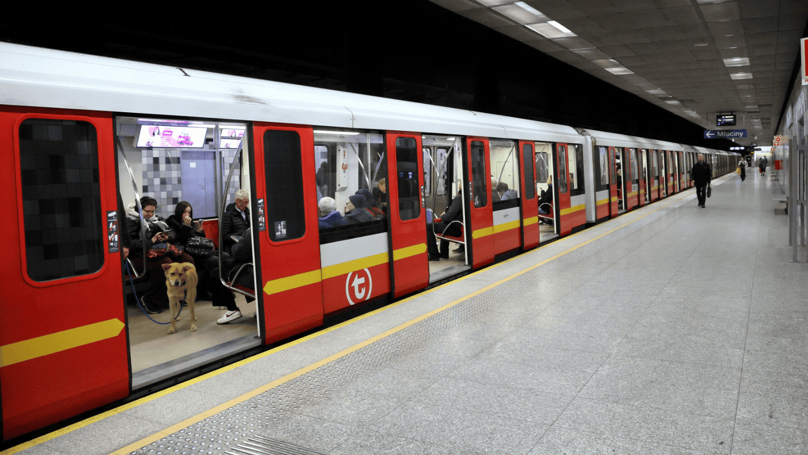 Paraliż metra w Warszawie. Atak graficiarzy spowodował ogromne utrudnienia