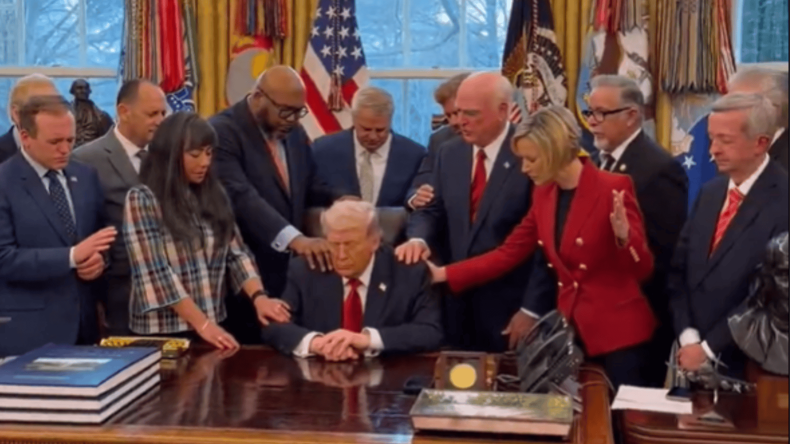 Donald Trump jak na Ostatniej Wieczerzy. Aż trudno oczom uwierzyć. Te zdjęcie mówi wszystko