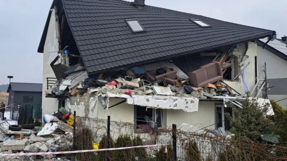 Eksplozja w domu jednorodzinnym. W środku pięcioosobowa rodzina, są nowe fakty