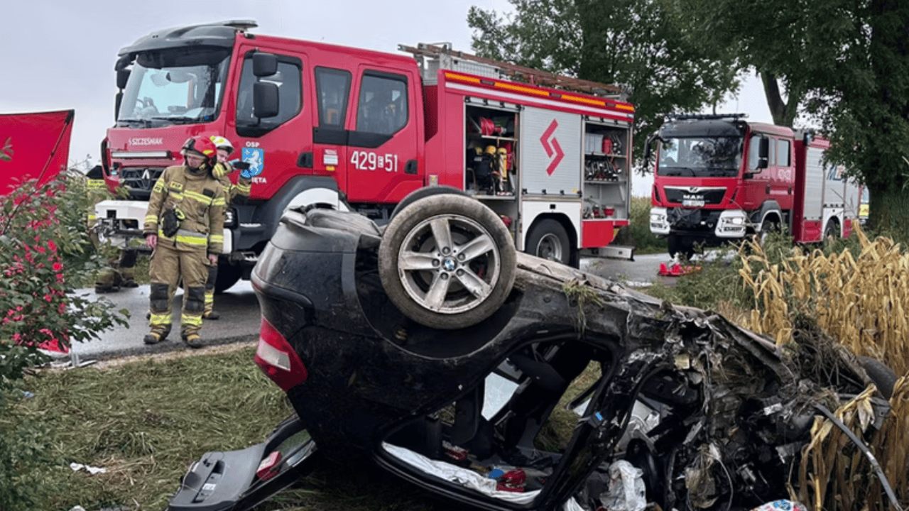 BMW wypadło z drogi, uderzyło w drzewo i dachowało. Nie żyje jedna osoba