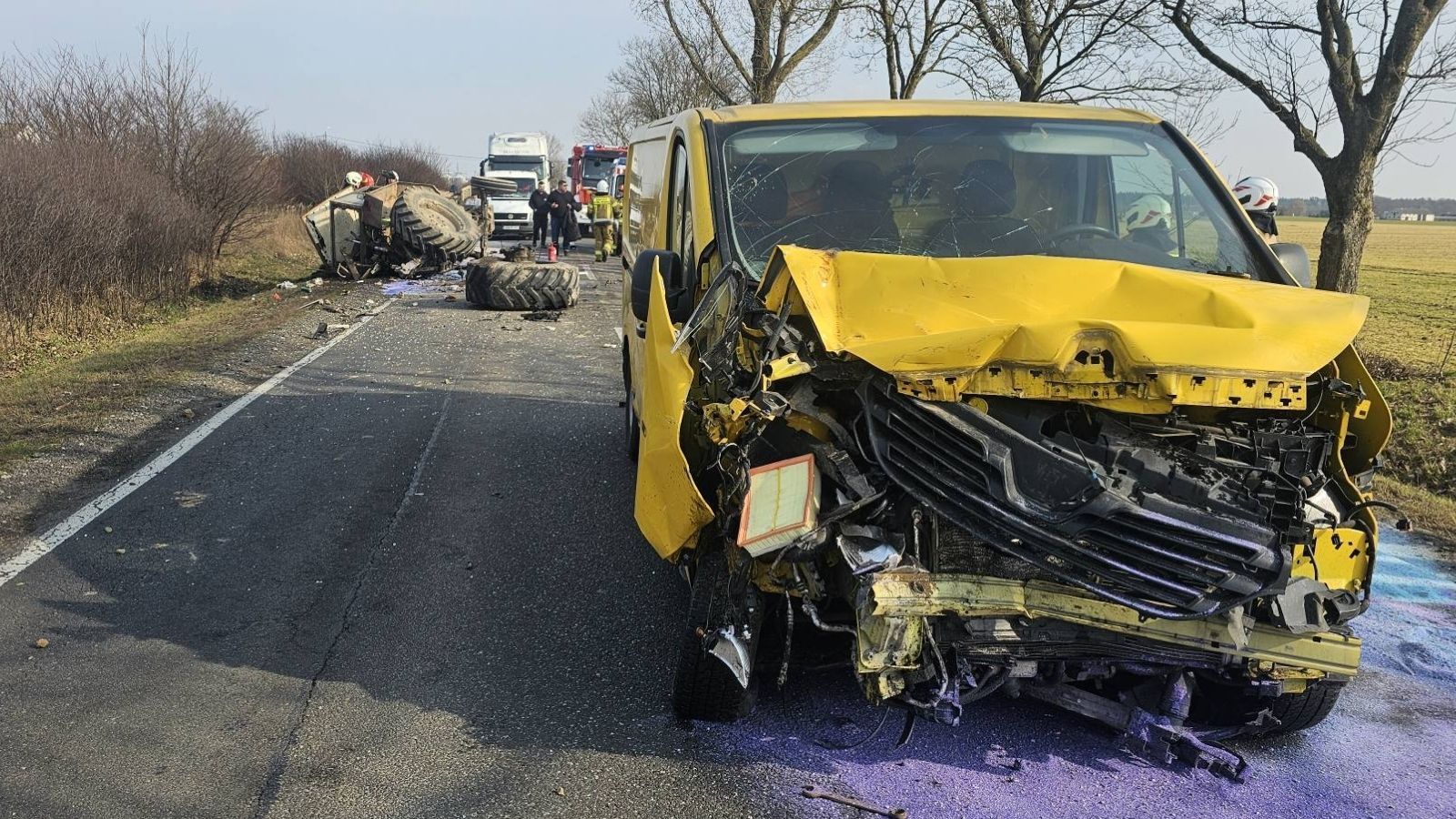 Potworne zderzenie traktora z busem. Pojazd rozpadł się na części. Nagle padła informacja o rannych