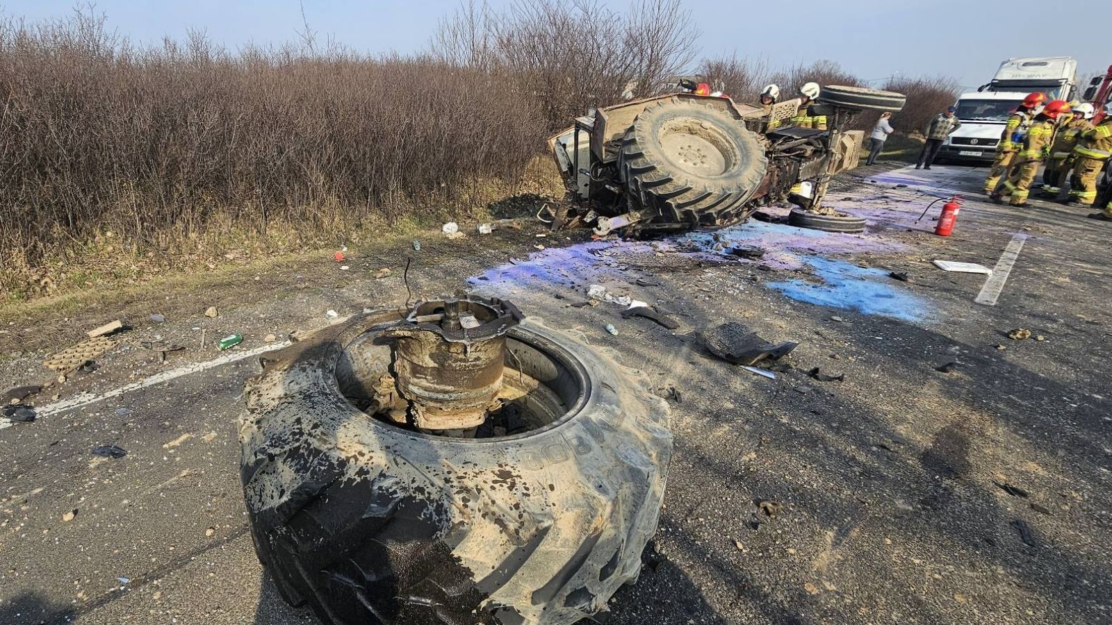 Potworne zderzenie traktora z busem. Pojazd rozpadł się na części. Nagle padła informacja o rannych