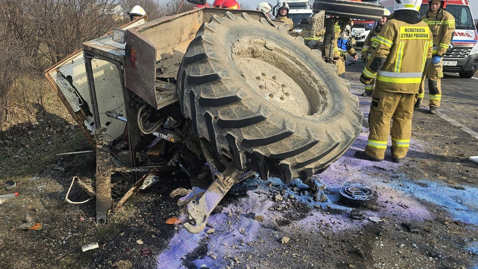 Potworne zderzenie traktora z busem. Pojazd rozpadł się na części. Nagle padła informacja o rannych