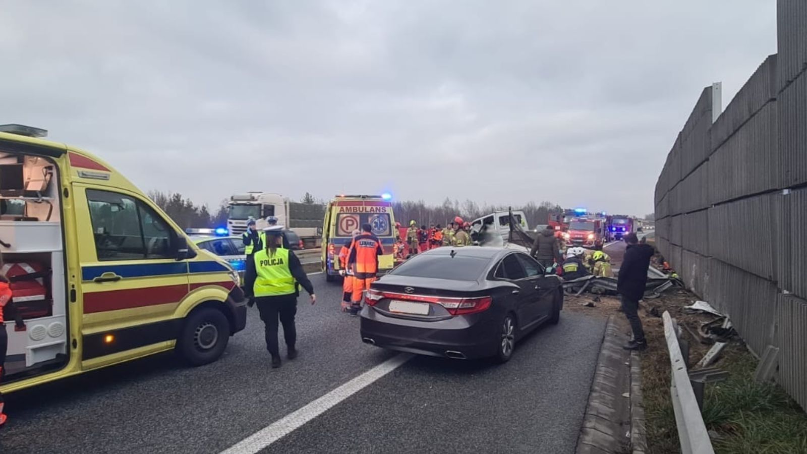Poważny wypadek busa. Są ranni, do akcji ruszyły helikoptery LPR