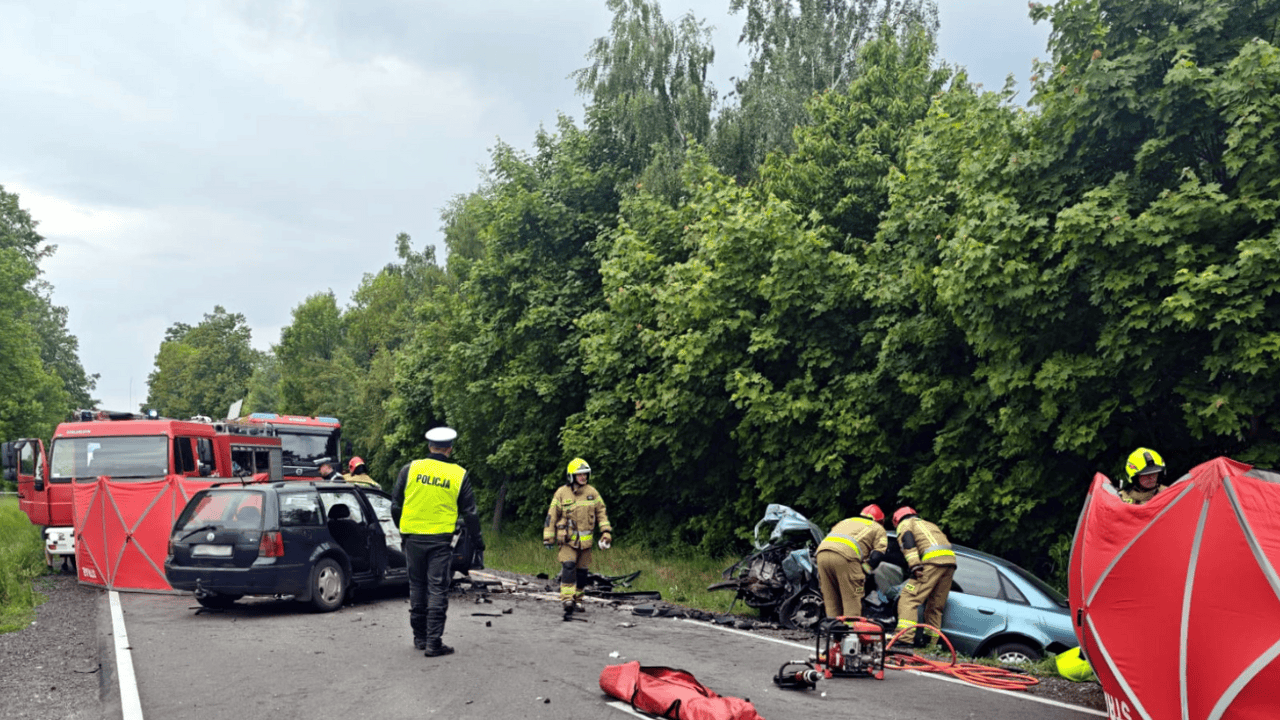 Nie żyją dwie osoby. Czołowe zderzenie, kierowcy nie mieli żadnych szans