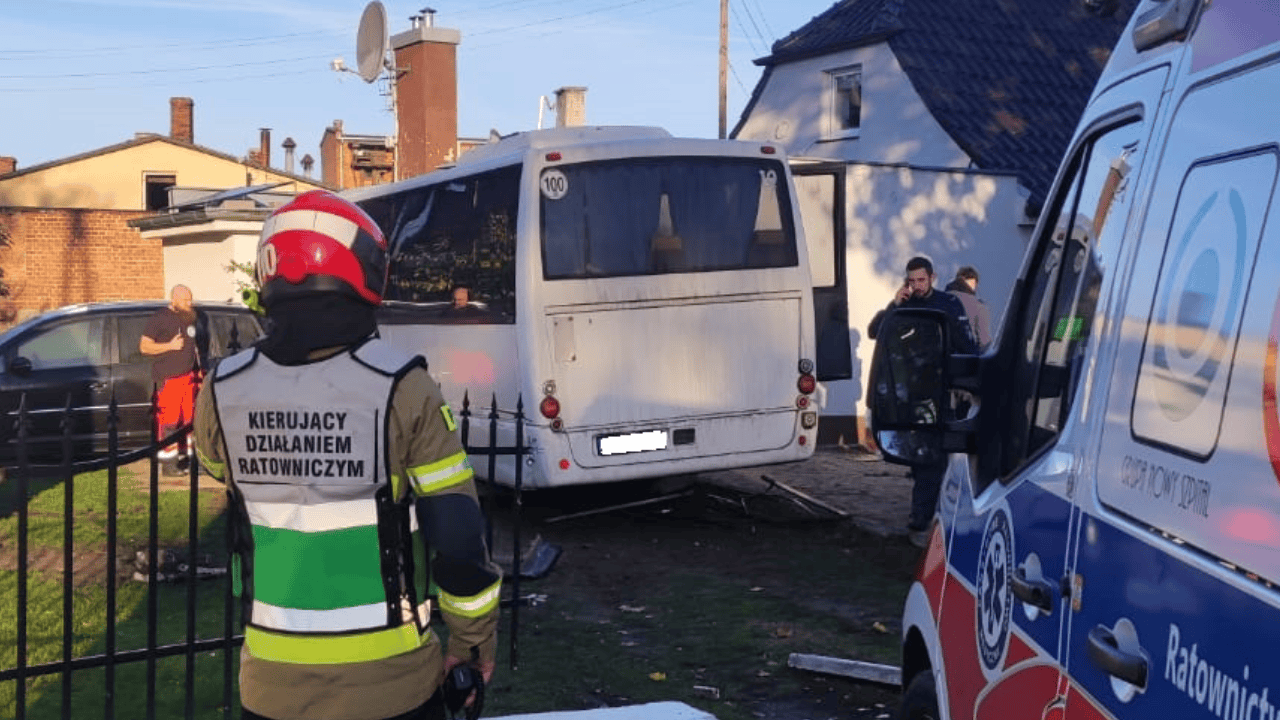 Wypadek autobusu szkolnego w Górze