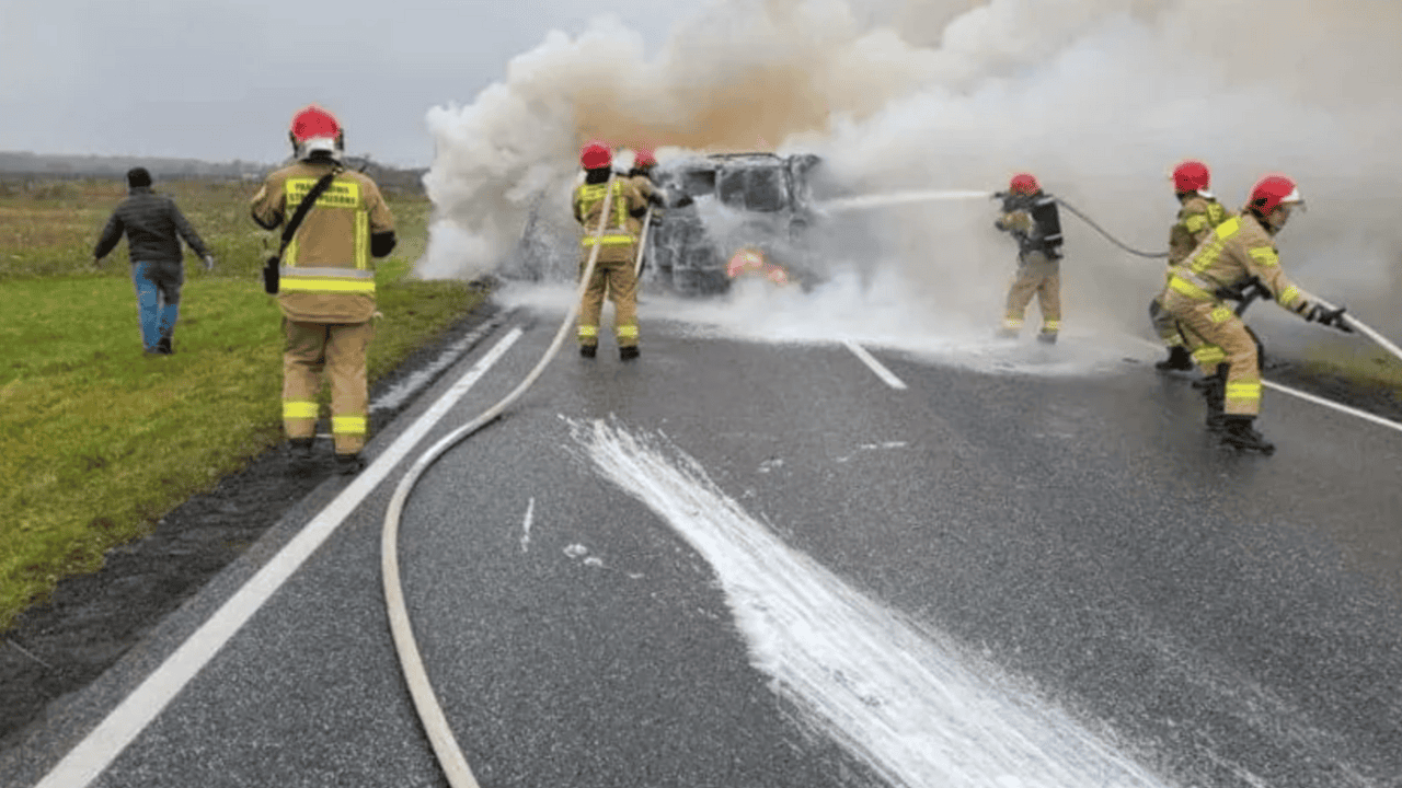 Wypadek na drodze krajowej. Auto zapaliło się po zderzeniu, wszyscy zginęli na miejscu