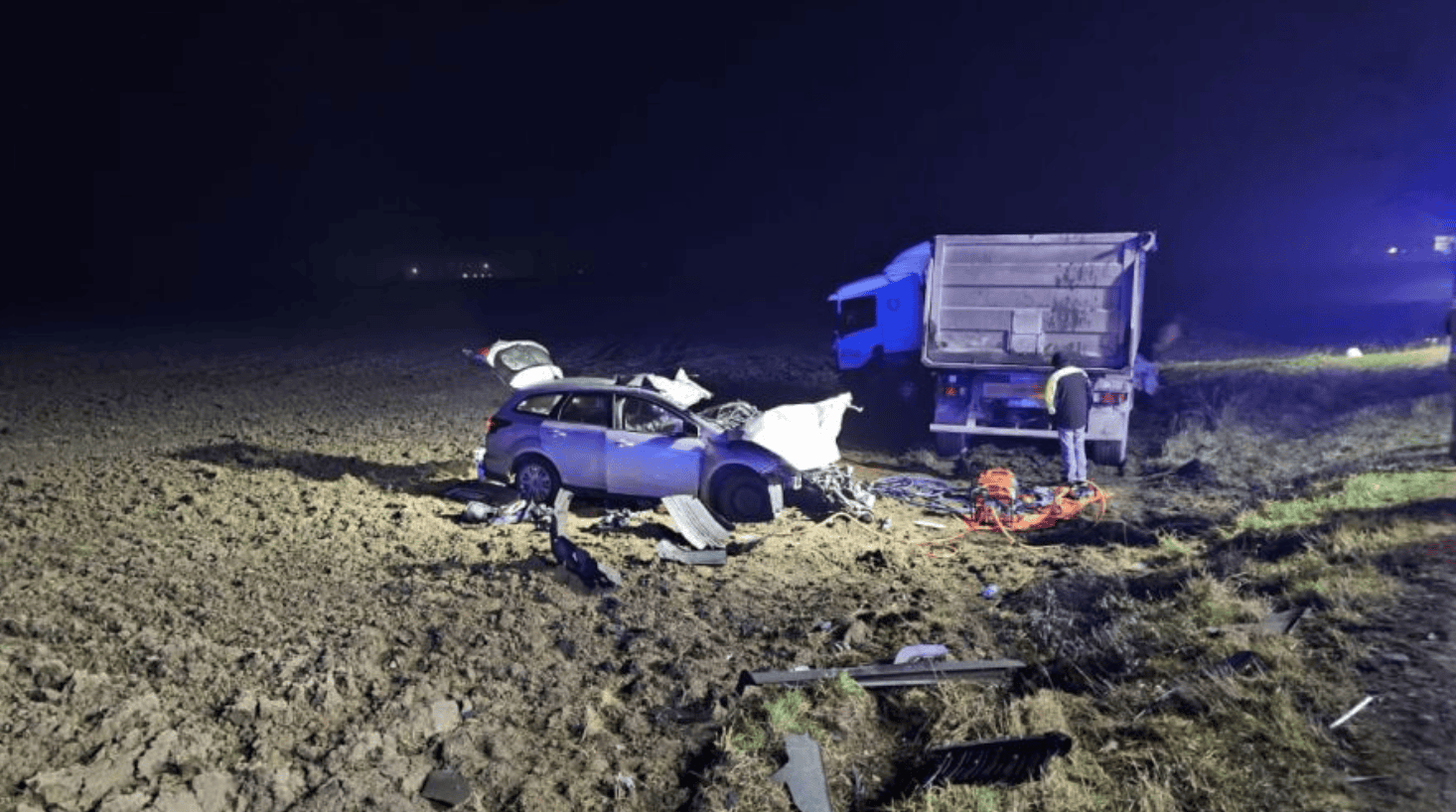 Nie żyje kobieta, jej córka w szpitalu. Służby w akcji, droga zablokowana