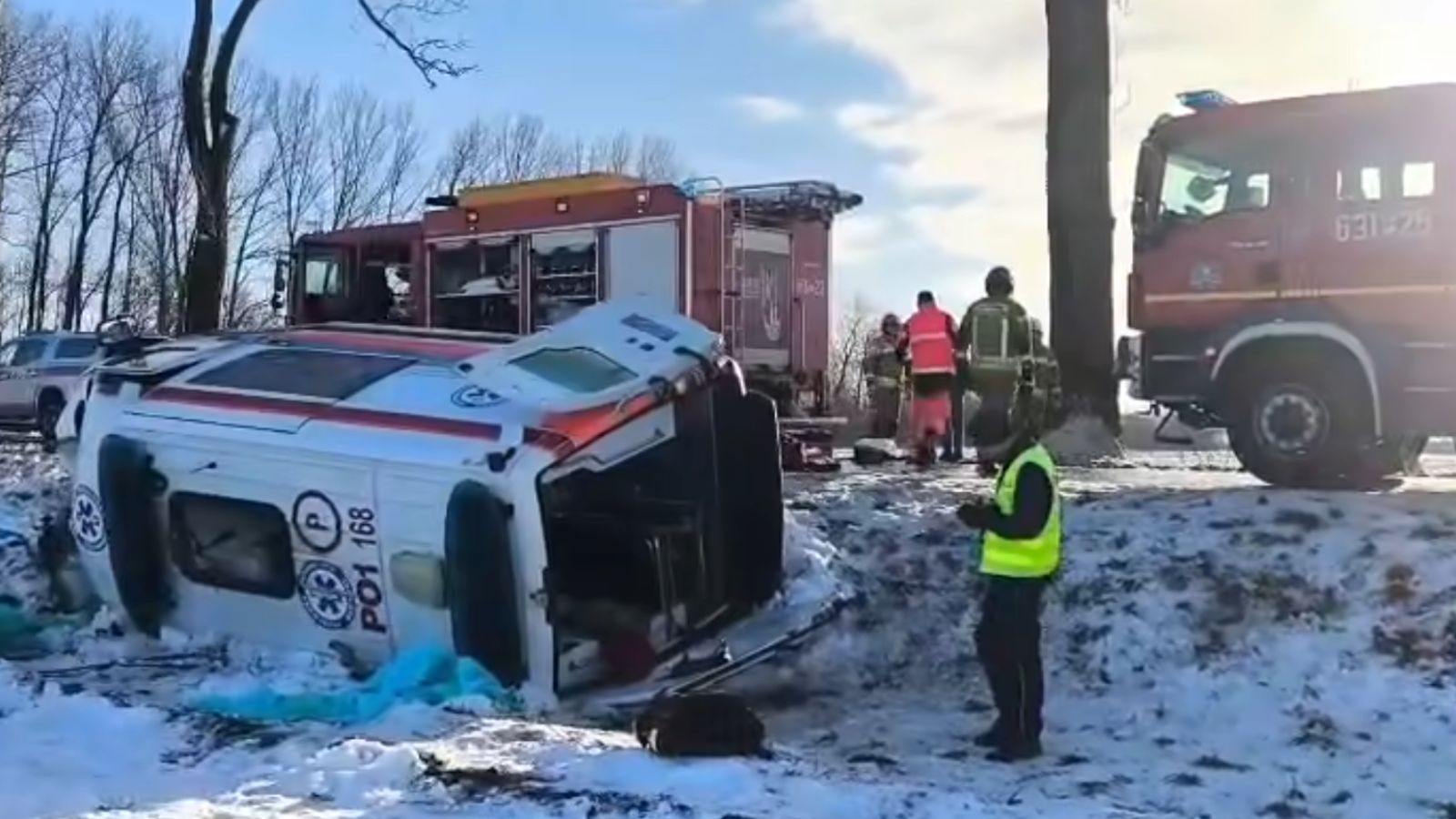 Tragiczny wypadek na polskiej trasie. Karetka uderzyła w drzewo, nie żyje kierowca