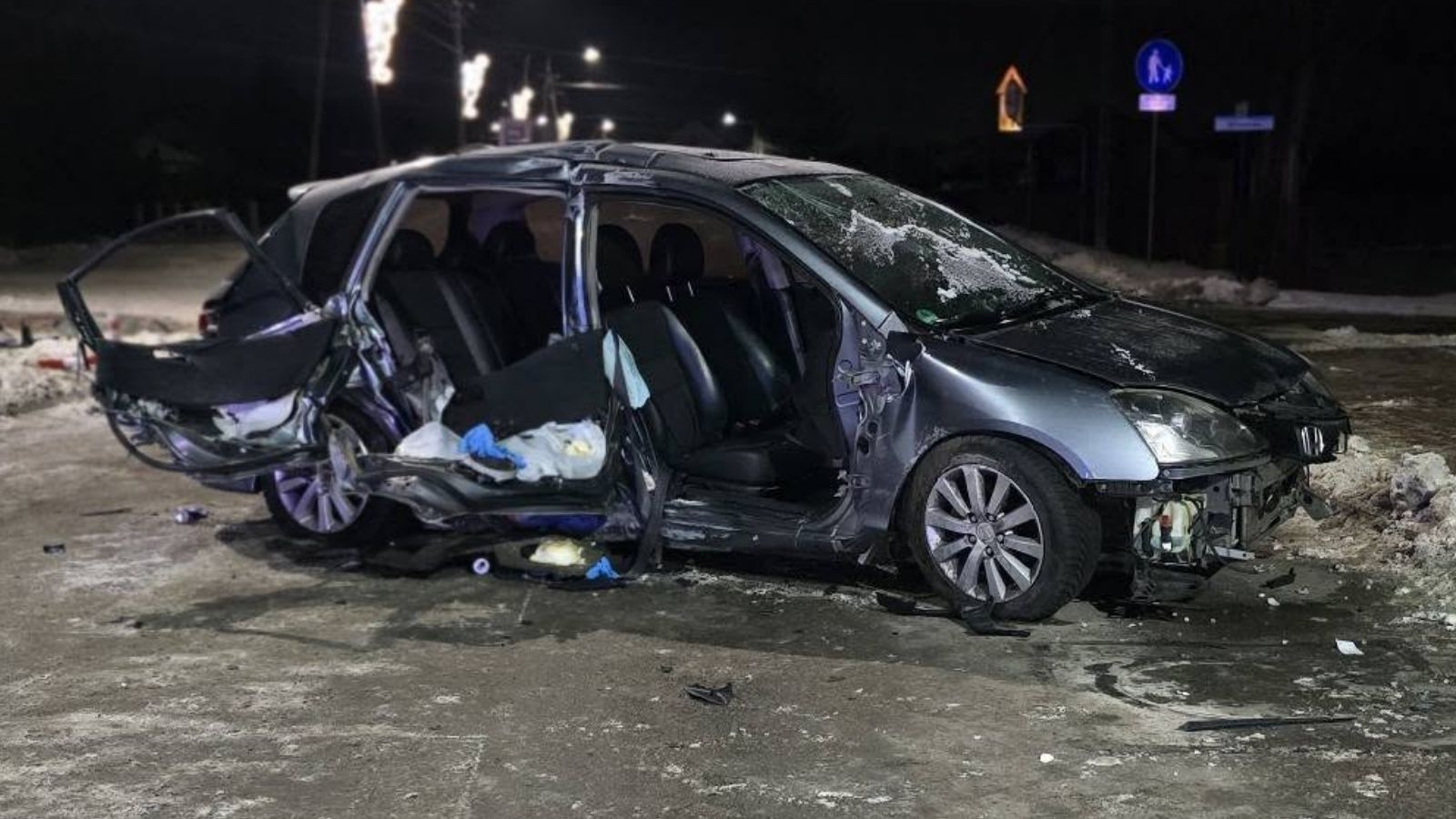 Potworny wypadek na Mazowszu. Z auta nic nie zostało. Pasażera znaleziono kilka metrów dalej