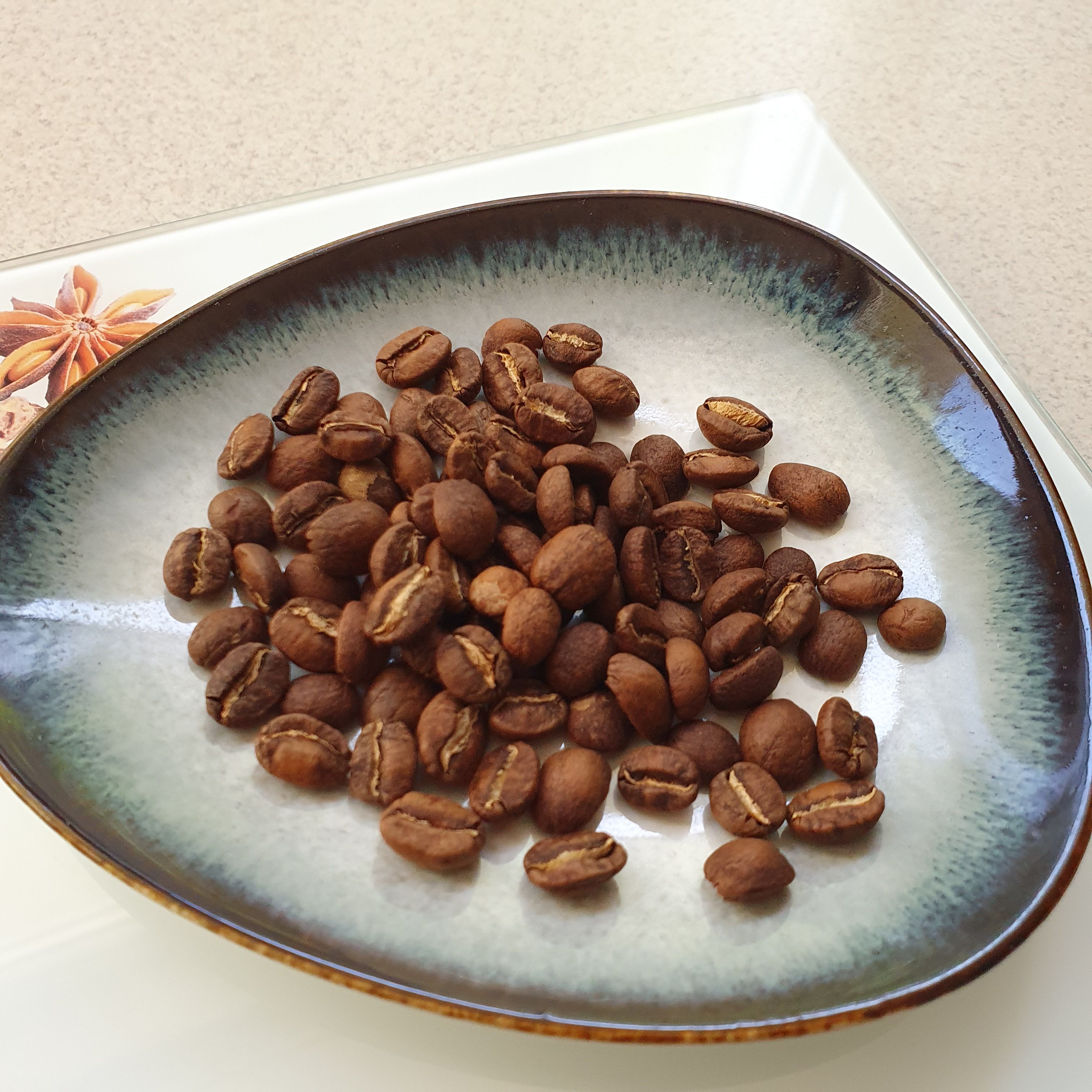 Wypalone średnio ziarna kawy do metod przelewowych.jpg