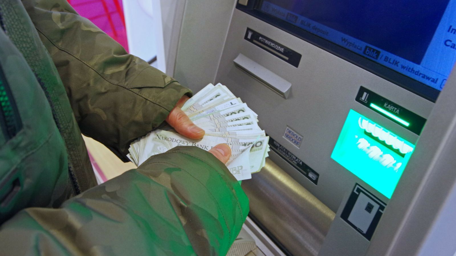 Limity wypłaty gotówki od 19 lutego. W tych bankomatach nie obowiązują