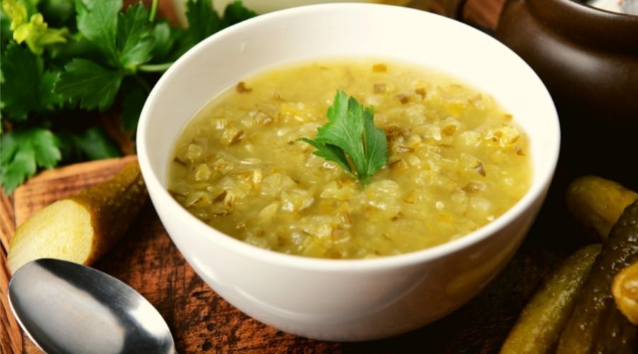 Z jakiego powodu warto wrzucić do zupy ogórkowej żółtko?