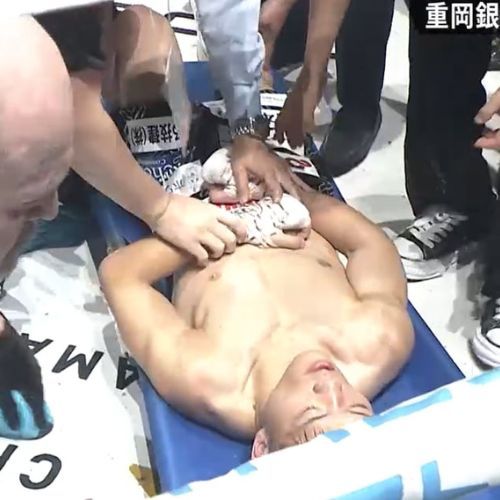 Ginjiro Shigeoka na noszach Fot. @POWCASTSPORTS/X.jpg