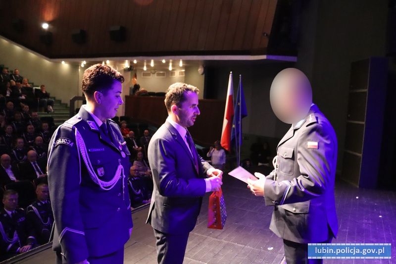 ZDJĘCIE 1 Wiceszef prokuratury Włodzimierz Hładyk wręcza mł. asp. Mateuszowi Kropowi laur Złoty Paragraf. Od dwóch miesięcy dziecka którego Krop nie znalazł, szukają we Wrocławiu.jpg