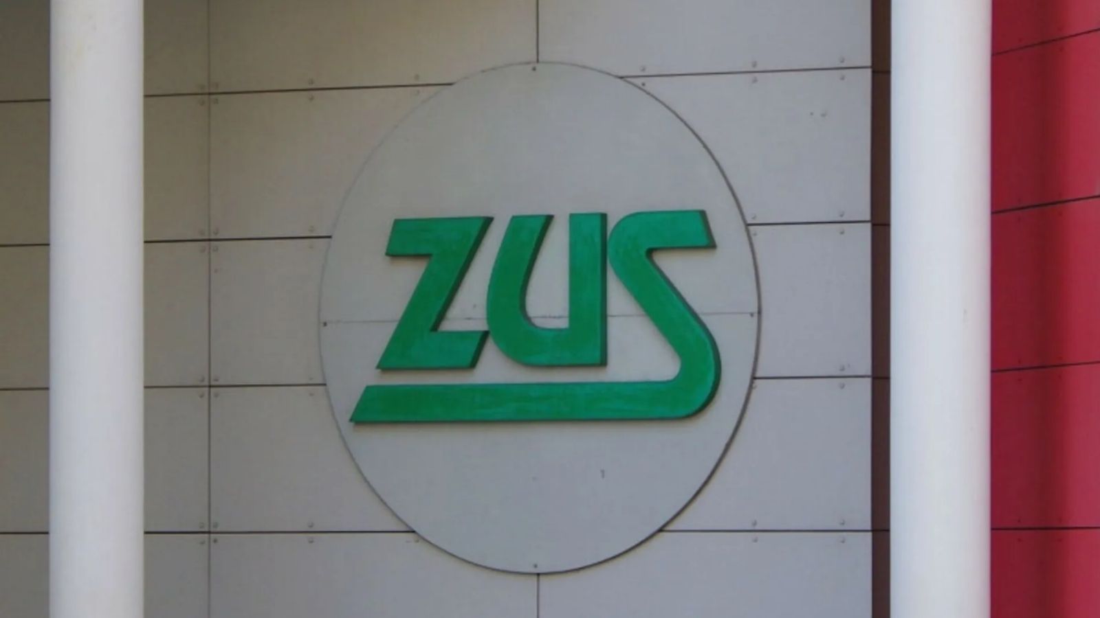Pilny komunikat ZUS. Polacy mogą stracić tysiące złotych. Te oszustwa to prawdziwa plaga