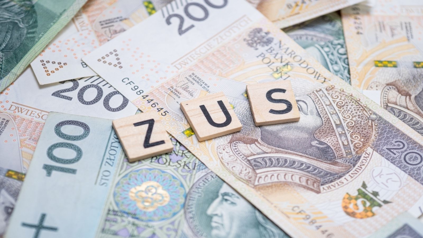 Czas do 30 listopada 2025. ZUS przypomina Polakom o wniosku. Chodzi o zwolnienie z tych opłat