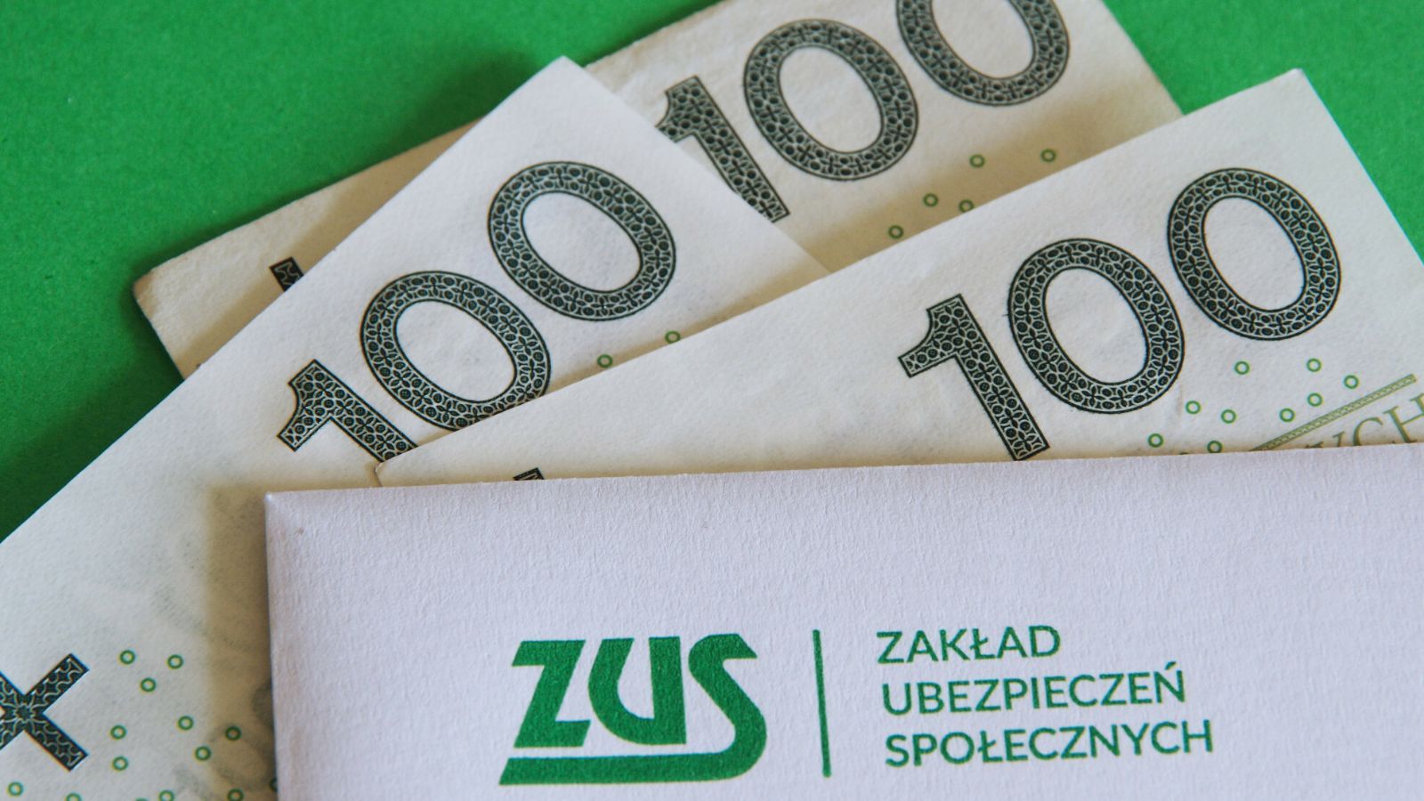 Można dostawać dwie emerytury. ZUS stawia sprawę jasno, trzeba pamiętać o formalnościach