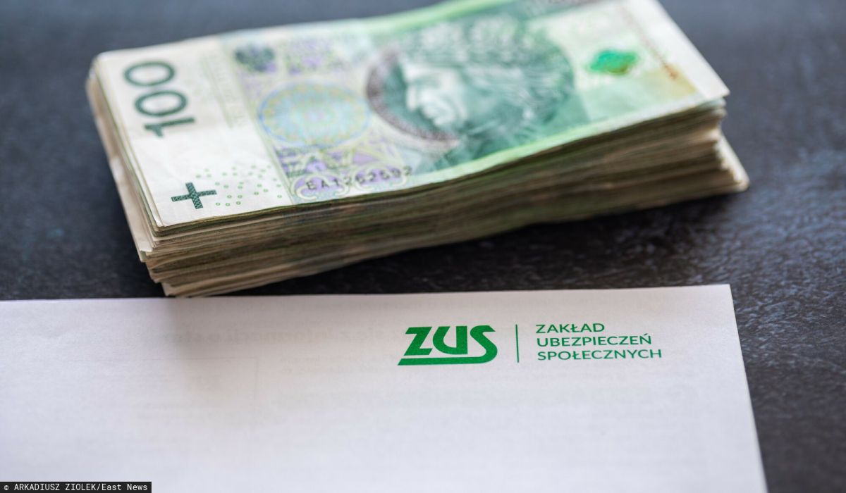 Koperta z logo ZUS-u, pieniądze