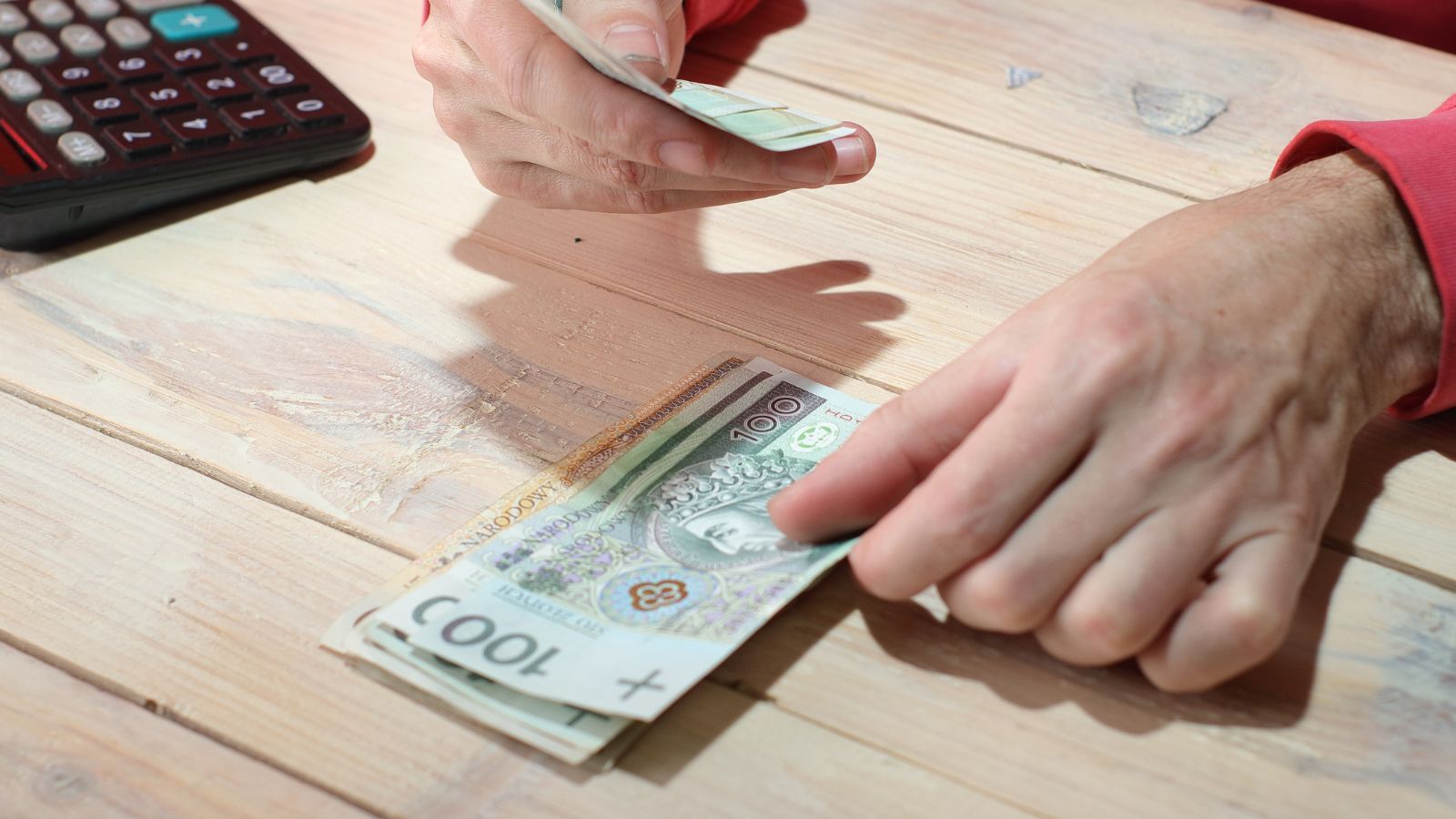 ZUS podnosi emerytury rodzicom. Złóż wniosek, jeżeli masz dziecko z tego roku