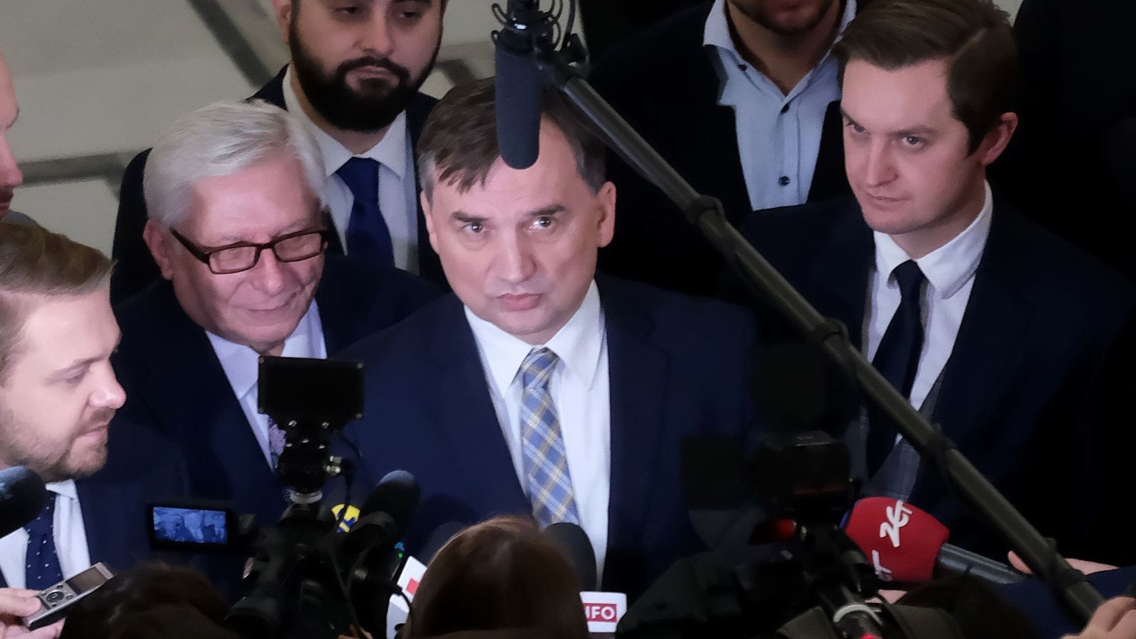 Ziobro zostaje na Węgrzech. Sondaż ujawnia czego chcą Polacy