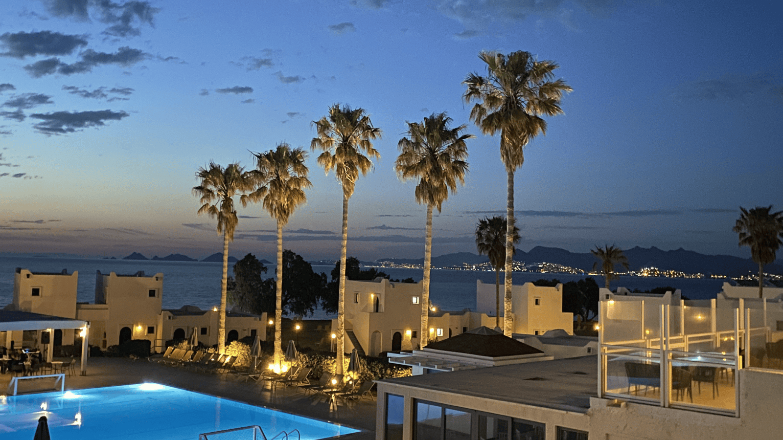 Ta mało znana grecka wyspa to hit wakacji 2026. Rajskie plaże, tanie hotele i zachody słońca jak z pocztówki