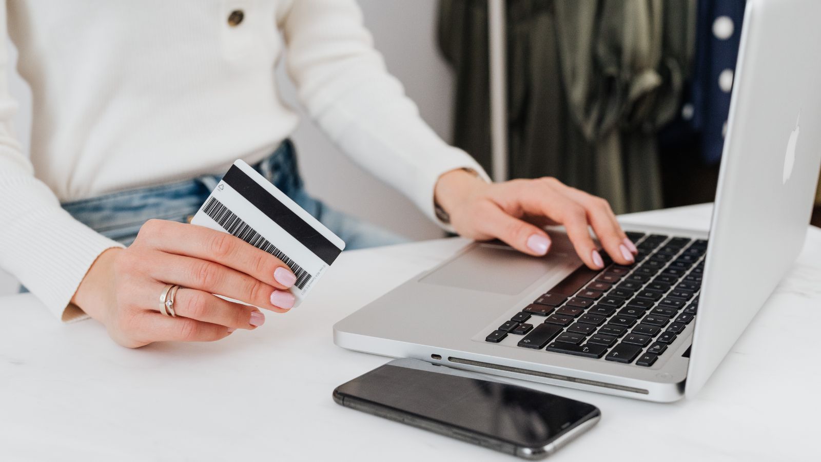 Zwrot zakupów przez internet stanie się prostszy. Sklepy muszą to zrobić do 19 czerwca, Unia będzie się przyglądać