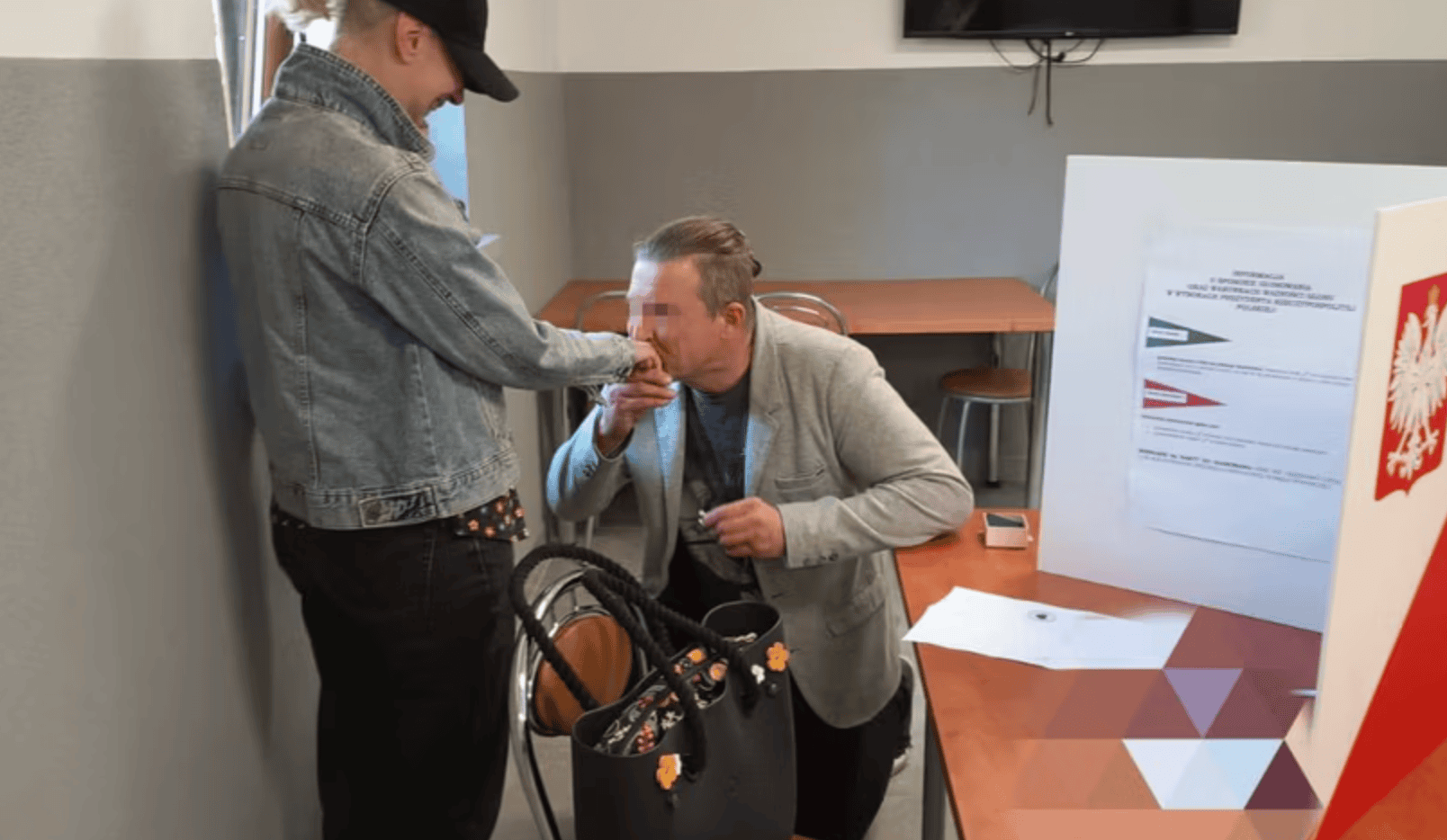 Zaskakująca sytuacja w lokalu wyborczym. Mężczyzna nagle padł na kolana