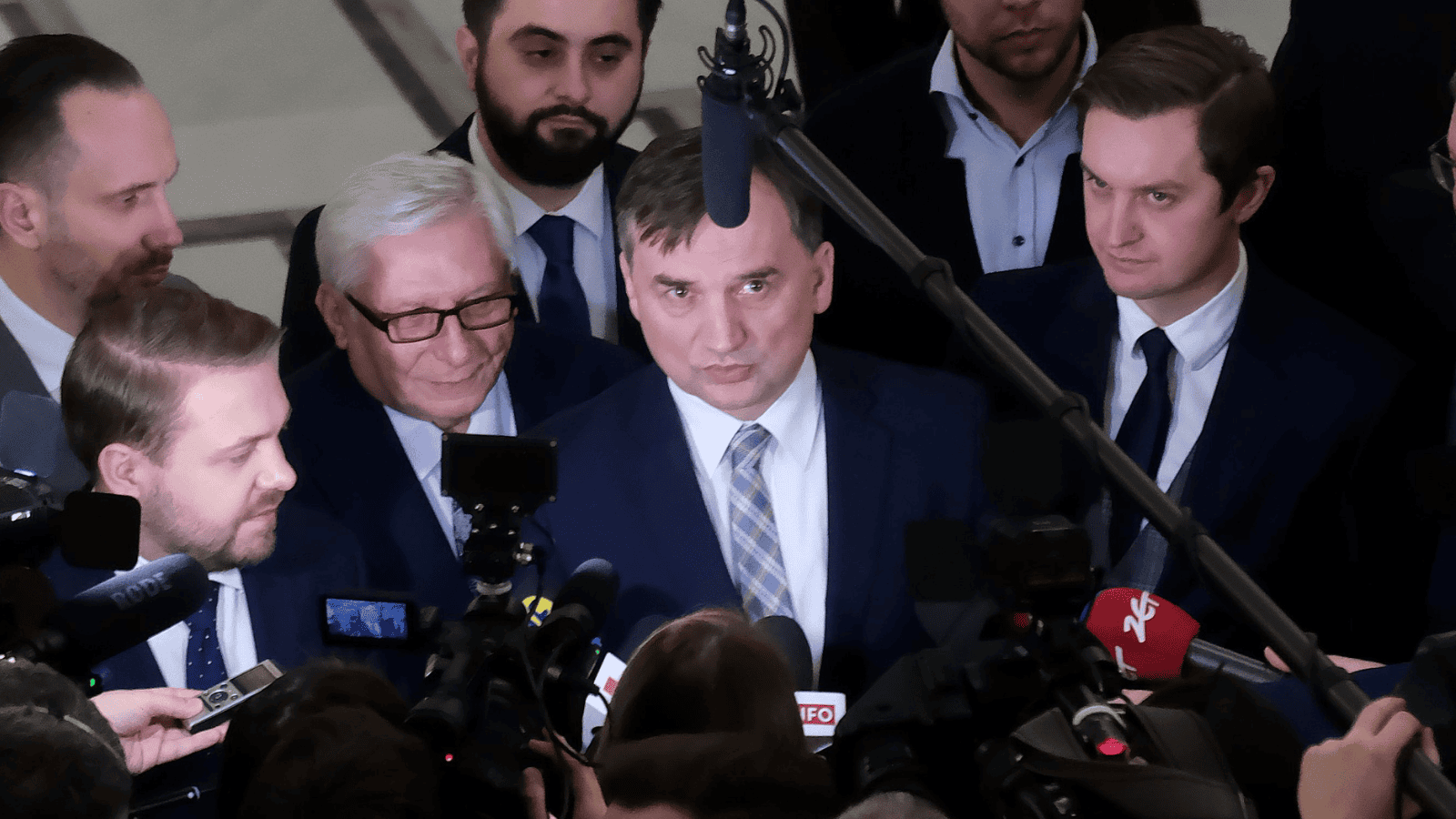 Ziobro traci paszporty i planuje pozwać państwo. W tle precedens prawny i polityka