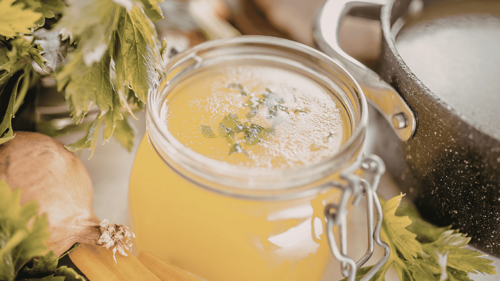 Bulion kolagenowy na "strzykanie" w kolanach. Pij codziennie