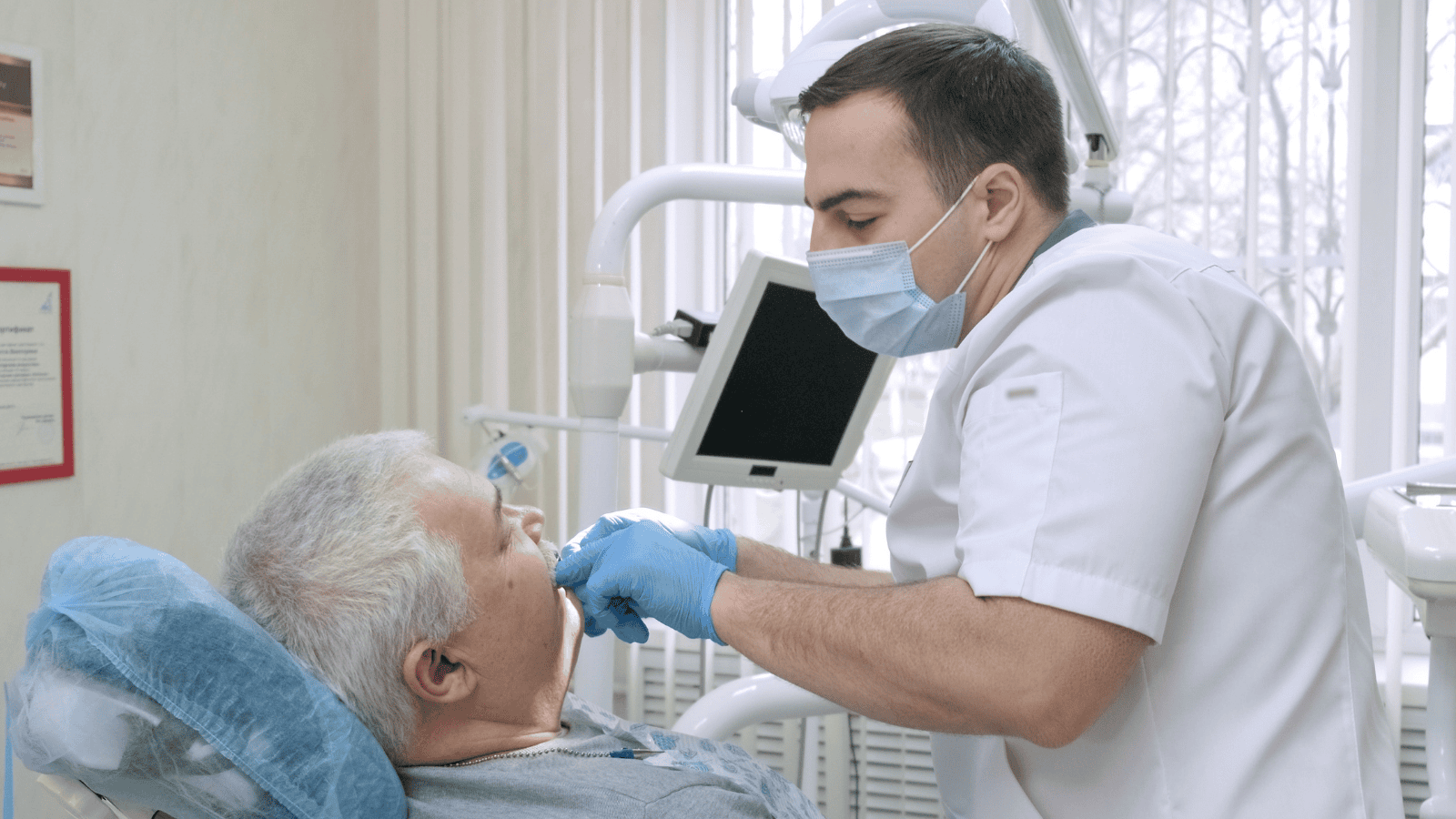 Nigdy nie rób tego, jeśli masz protezę zębową. Pod spodem może rozwinąć się rak