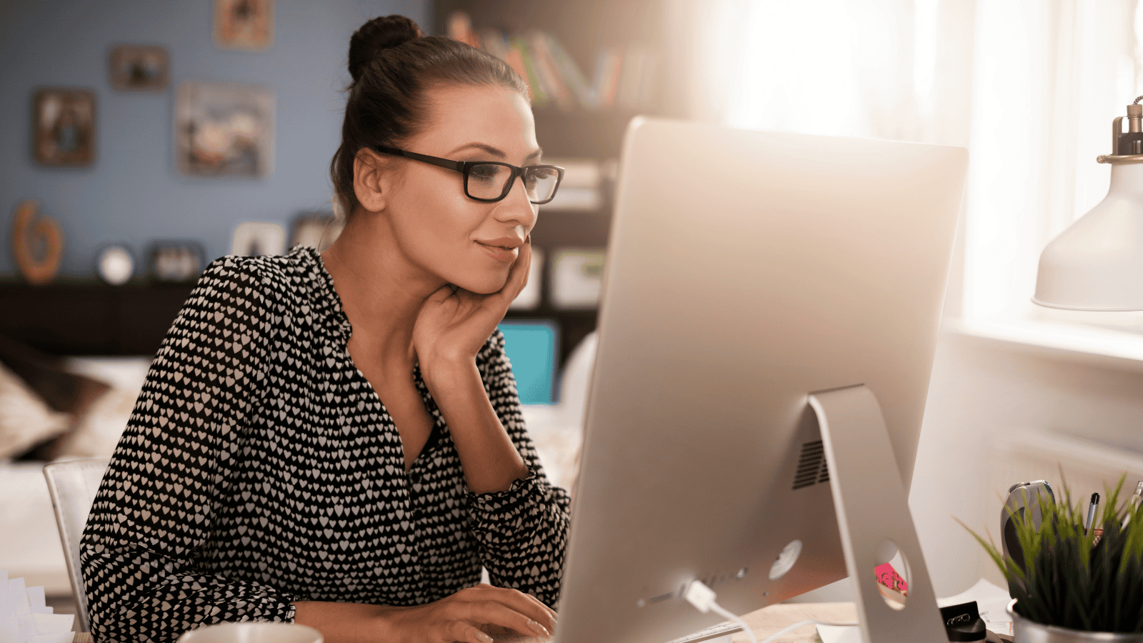 kobieta przed komputerem
