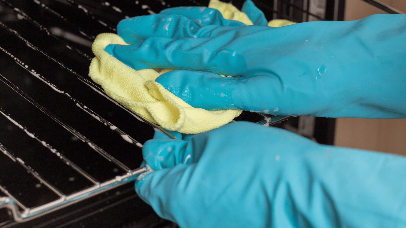 Trujący obiad z czystego piekarnika. Ten błąd podczas czyszczenia to katastrofa dla zdrowia