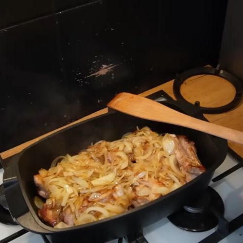 Ułóż w brytfance i zalej sosem. Takie żeberka to mistrzostwo