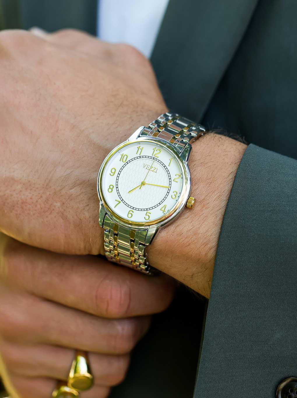 Między chłodem srebra a blaskiem złota. Gold & Silver - najbardziej efektowny duet w nowej kolekcji Vezzi.